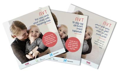 Forsiden af 3 versioner af AVT-brochuren