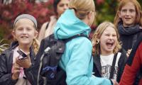 En gruppe piger er på tur i Legoland med smil og grin